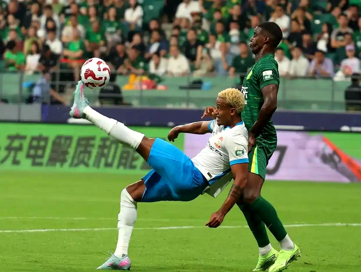 包含足球巨星合练新战术，球队迎接挑战的词条