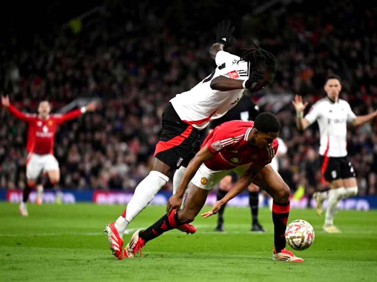 强劲对手逼平，球队遗憾失利的简单介绍