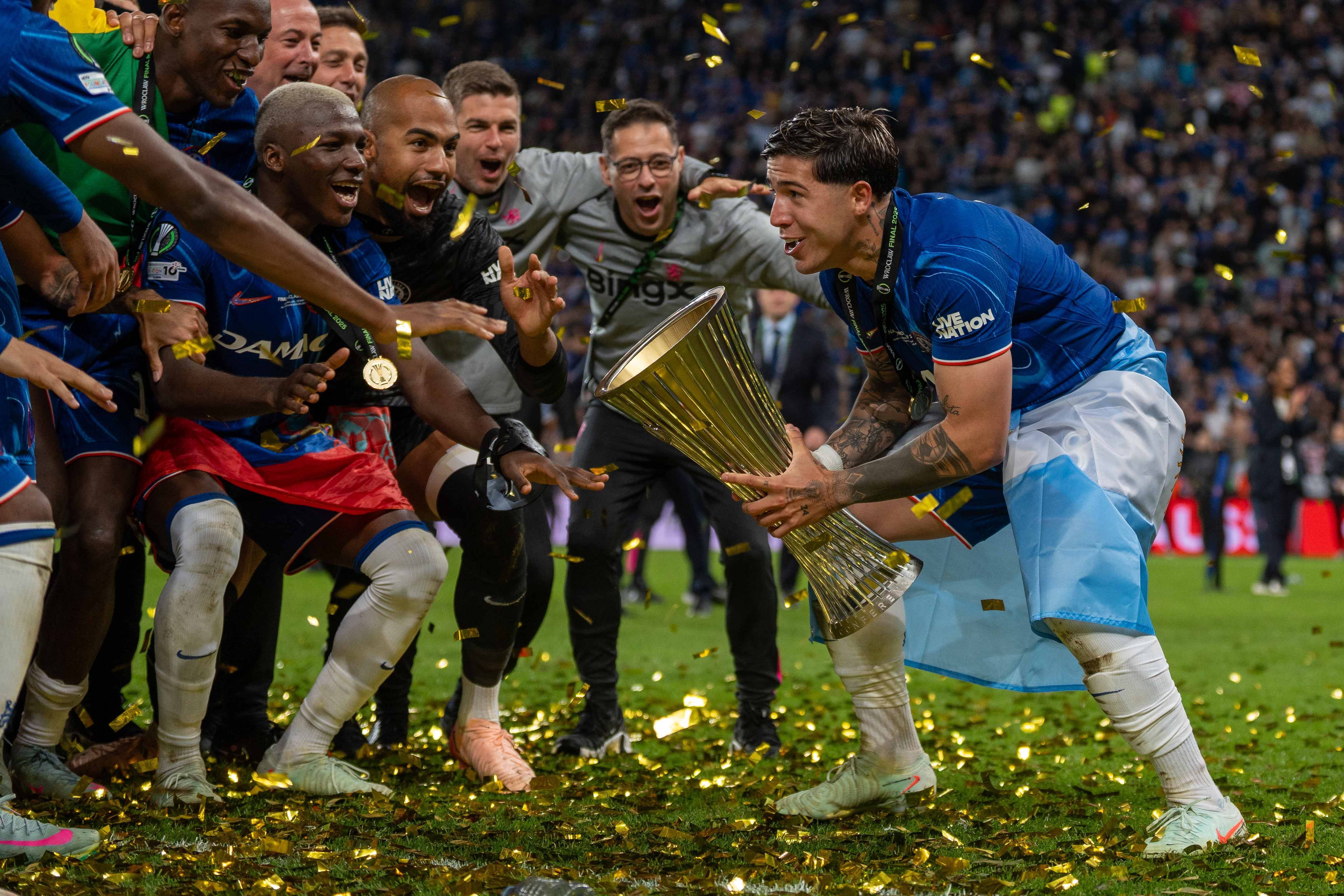 切尔西主场大胜，赛程过半积分领先的简单介绍