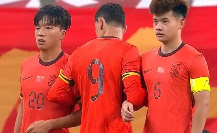 顶级球队遭遇强敌，需要全队协力应对困境