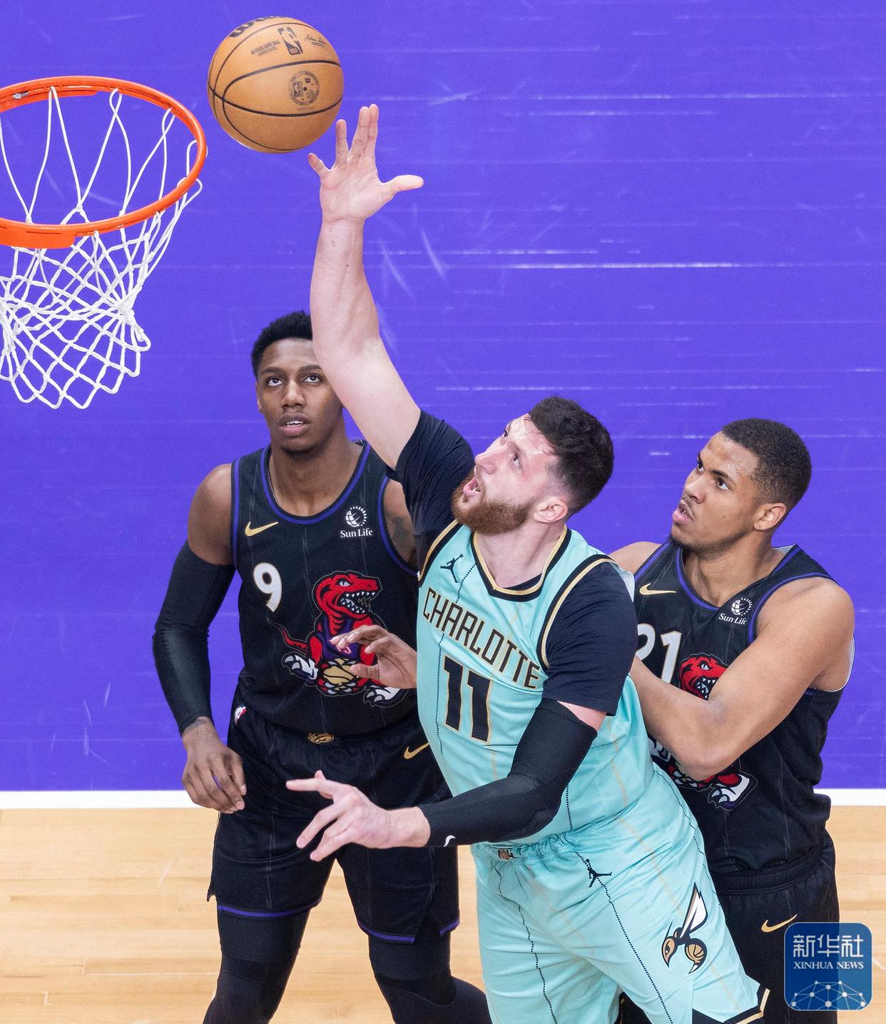 关于黄蜂队员发挥出色，战胜悍将的信息