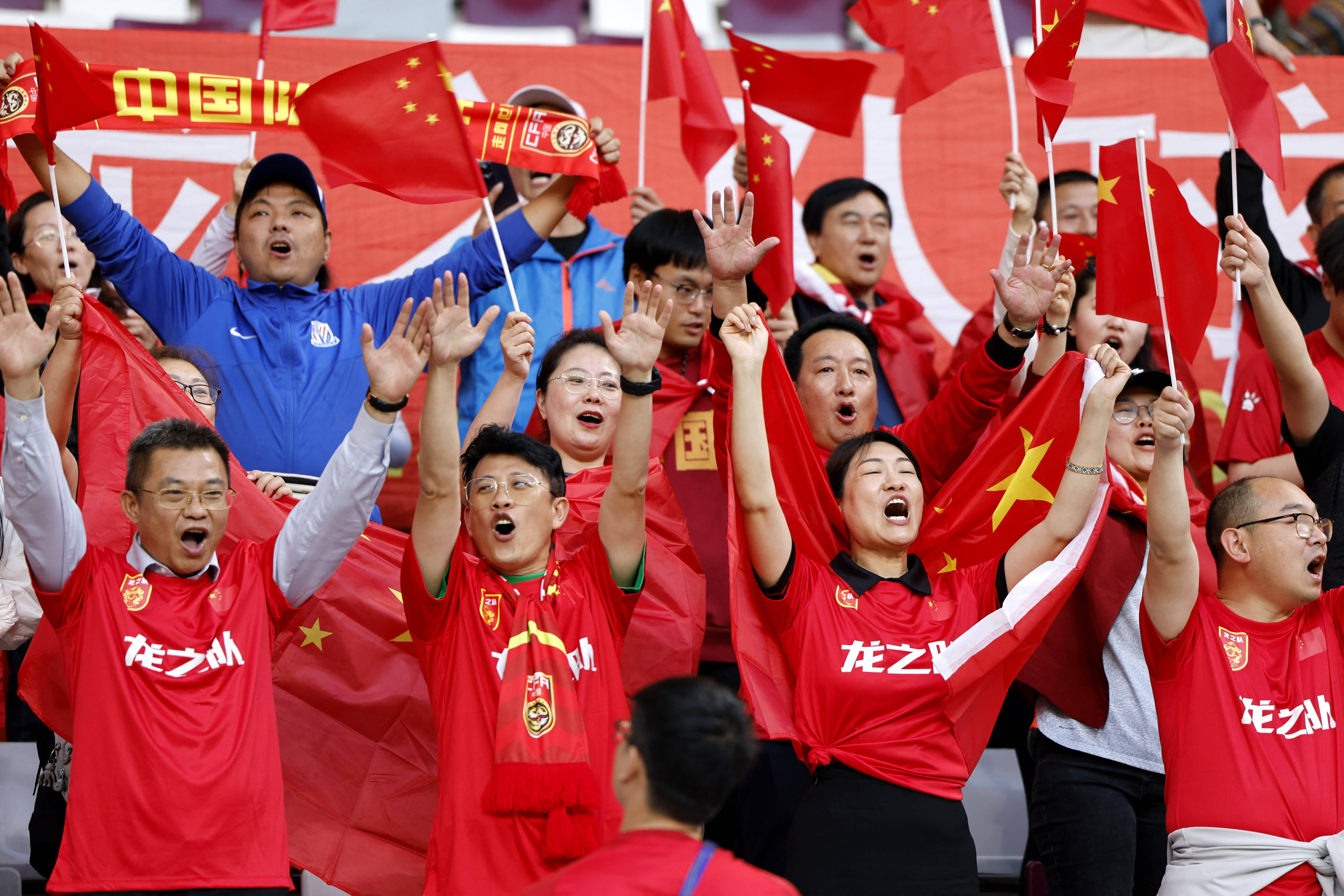 西北决赛引爆球迷热情，实力拼杀瞬间惊险无比