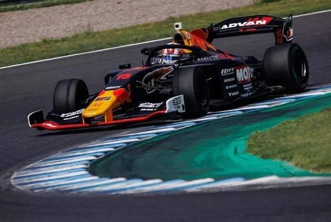 爱游戏APP-梅赛德斯翻盘红牛车队，佩雷兹扛起全队的简单介绍